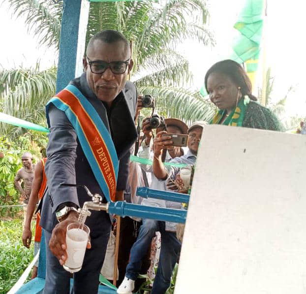Kisangani : Le député Boliki inaugure deux bornes fontaines en eau potable, don de sa fondation