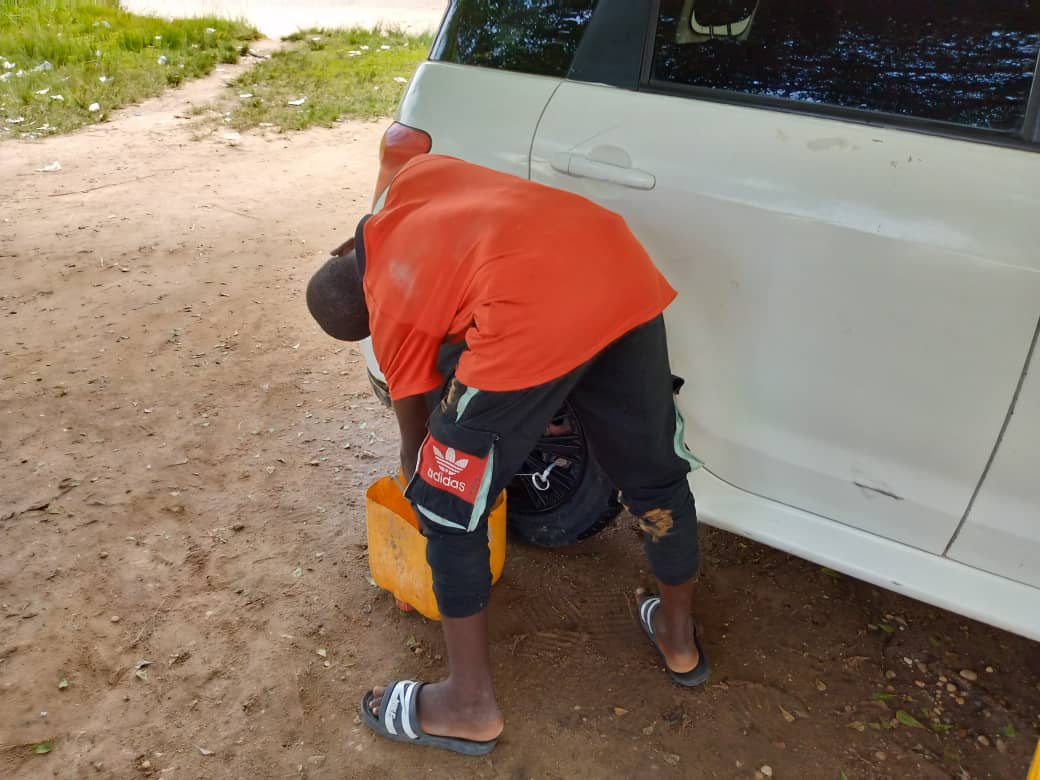 KISANGANI : « Laveurs » des véhicules au campus, Trésor et Gladys tentent d’autofinancer leur scolarité (Récit)