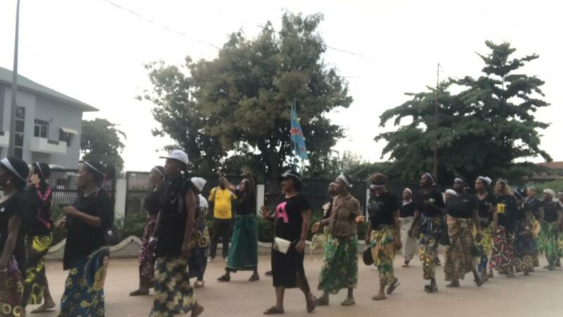 Kisangani : Les épouses et enfants des militaires font bloc derrière leurs maris et pères au front contre le M23