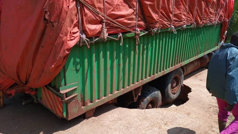 Tshopo: Un gros véhicule s’enfonce dans une buse et bloque de passage sur la RN4 à Bengamisa