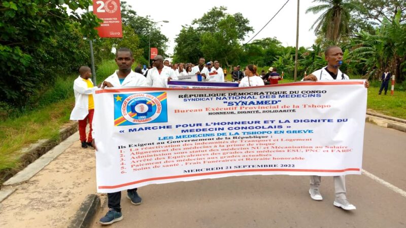 Kisangani : « Mbongoeee, mbongo ebima », les blouses blanches de nouveau dans la rue