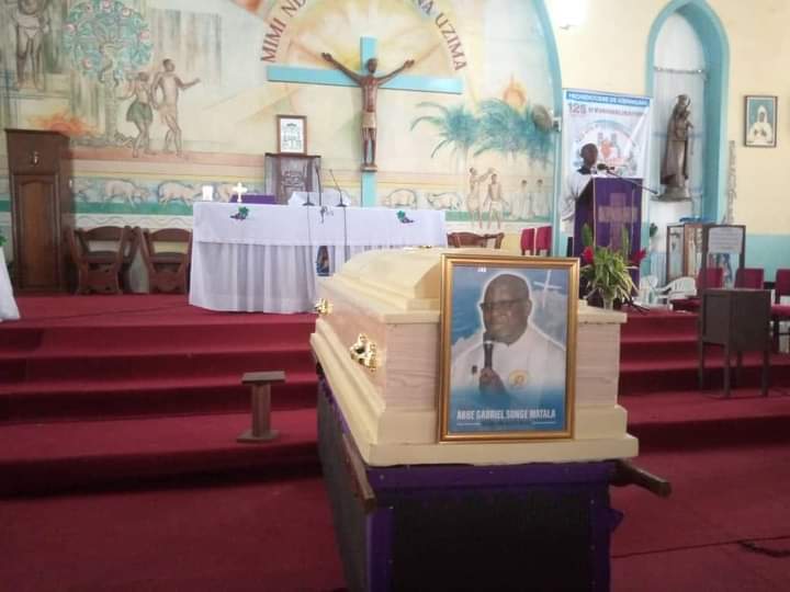 Kisangani: Pleurs et désolation, l’abbé Gabriel Songe conduit à sa dernière demeure